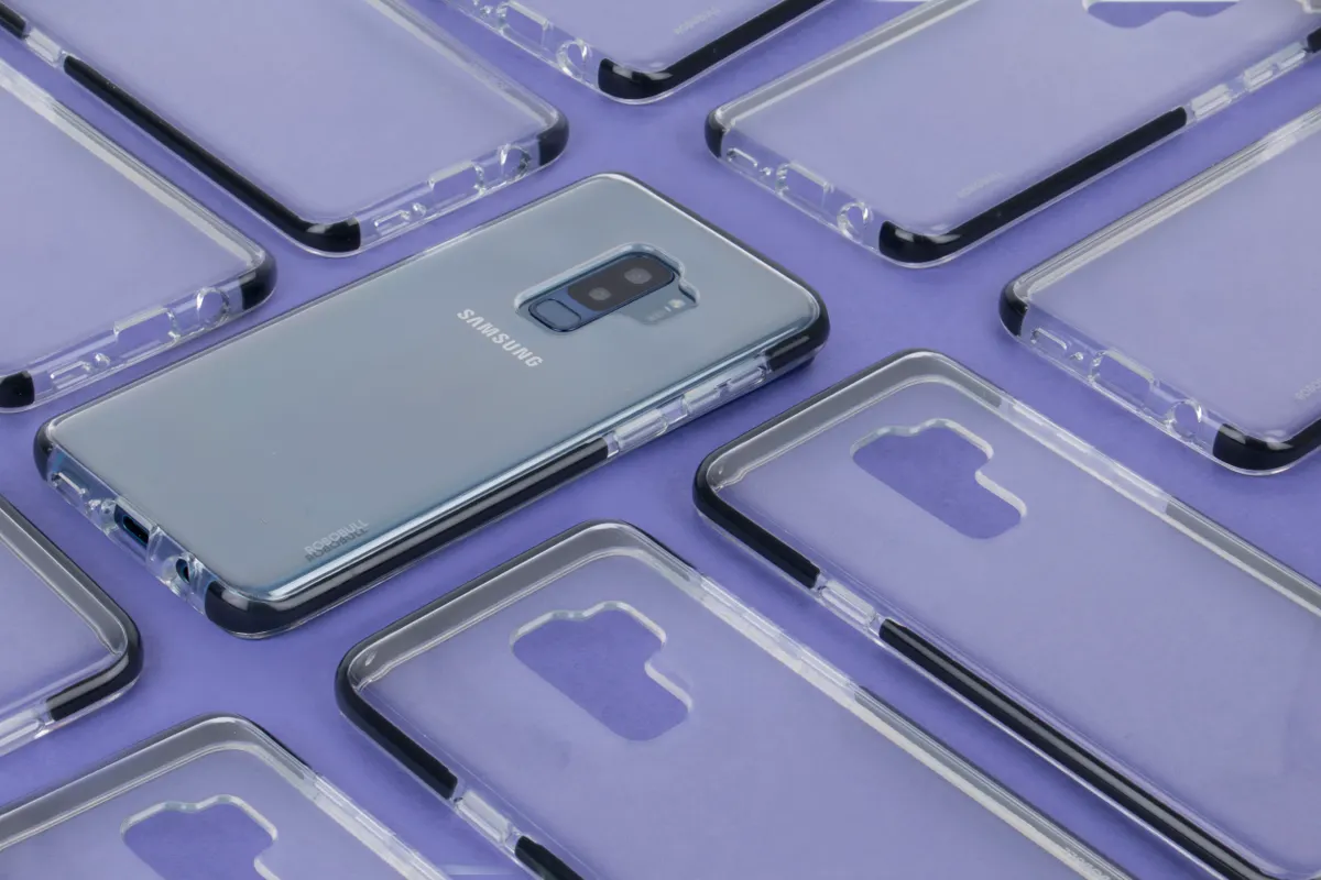 Điện thoại Samsung và các ốp lưng đặt trên mặt bàn