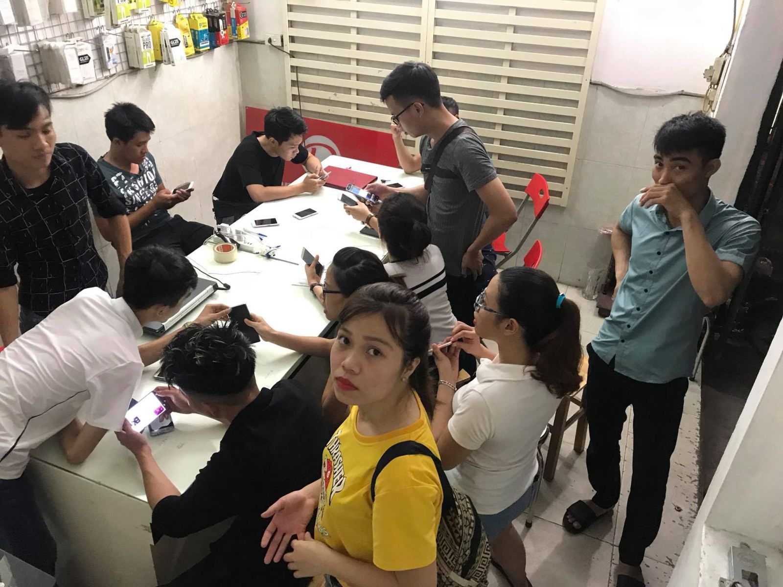 Khách hàng mua hàng tại Dienthoaihot