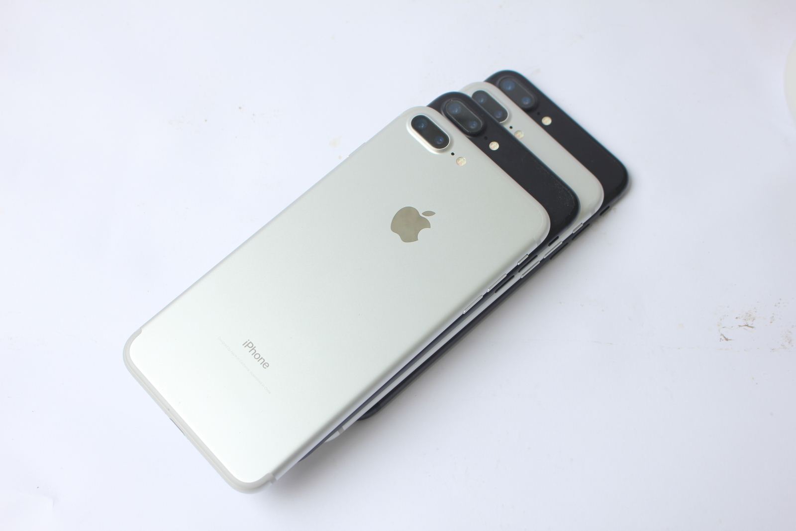 Iphone 7 plus xách tay về hàng kéo theo các sản phẩm khác giảm giá ?