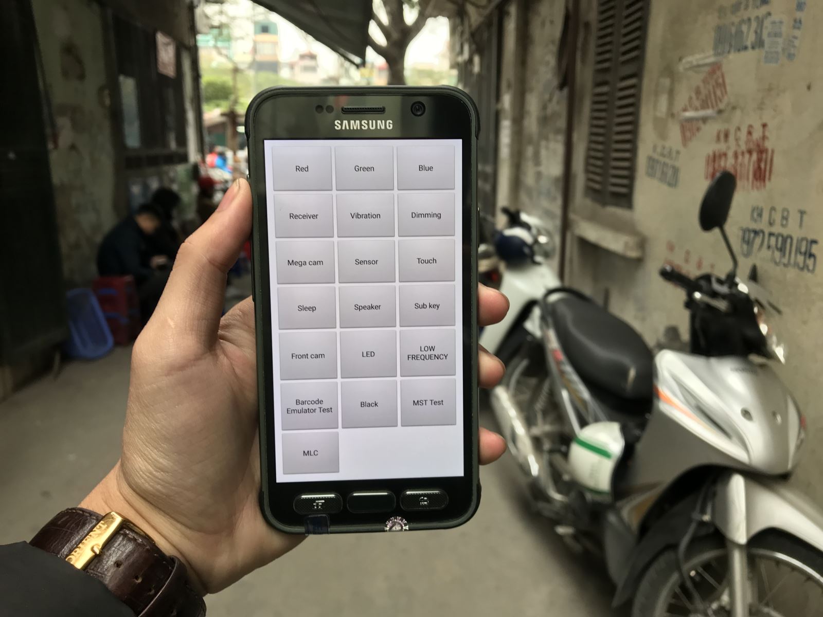 Trình mã test chiếc Galaxy S7 Active Xách Tay như trên hình