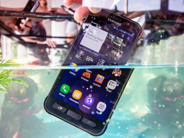 Samsung Galaxy S7 Active trang bị khả năng chống nước IP68