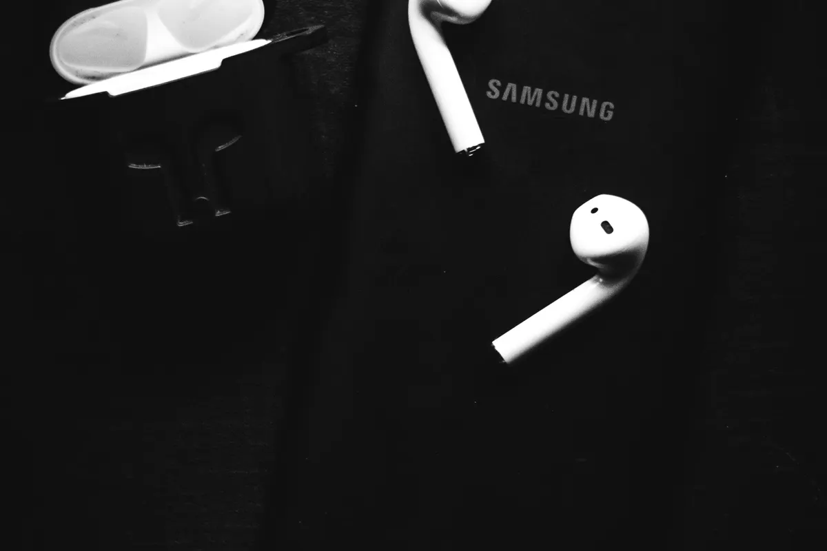 Điện thoại Samsung đặt cạnh tai nghe không dây