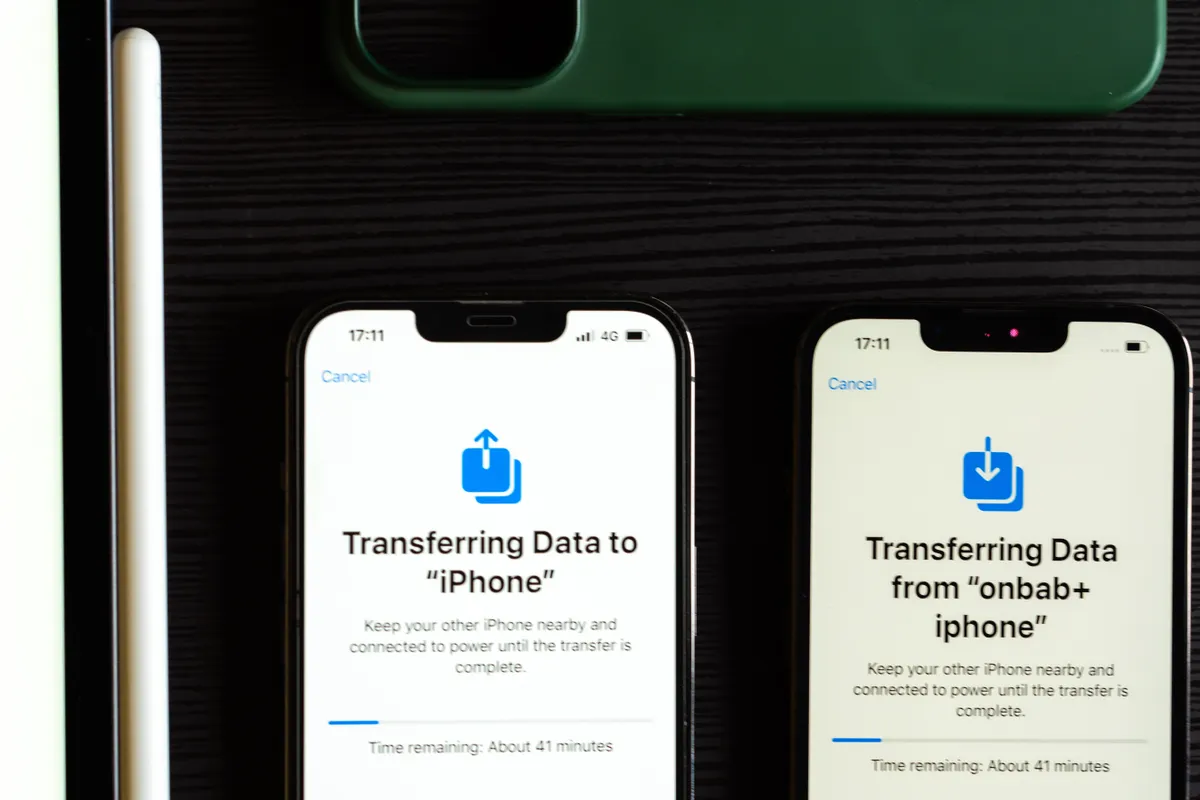 Hai chiếc iPhone đặt cạnh nhau đang chuyển dữ liệu