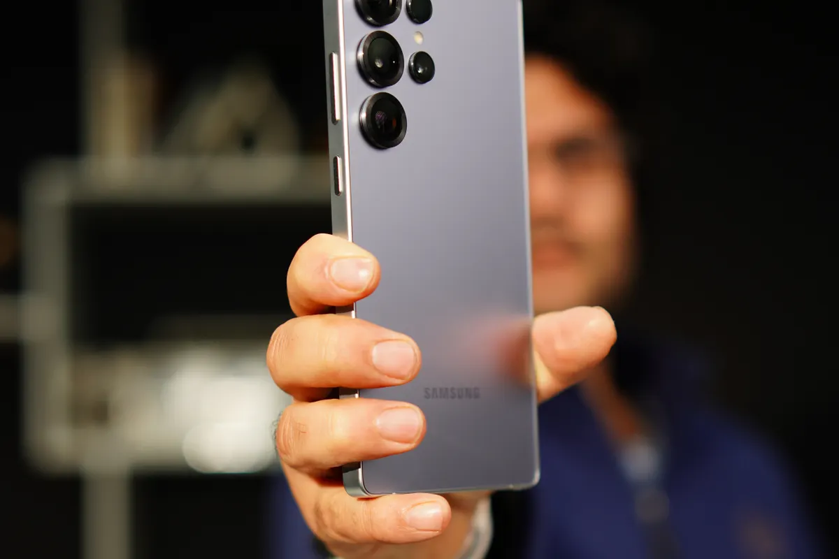 Người dùng cầm điện thoại Samsung để xem kích thước thân máy