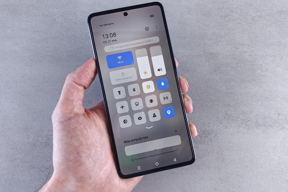 Bảng cài đặt nhanh đang mở trên điện thoại Android