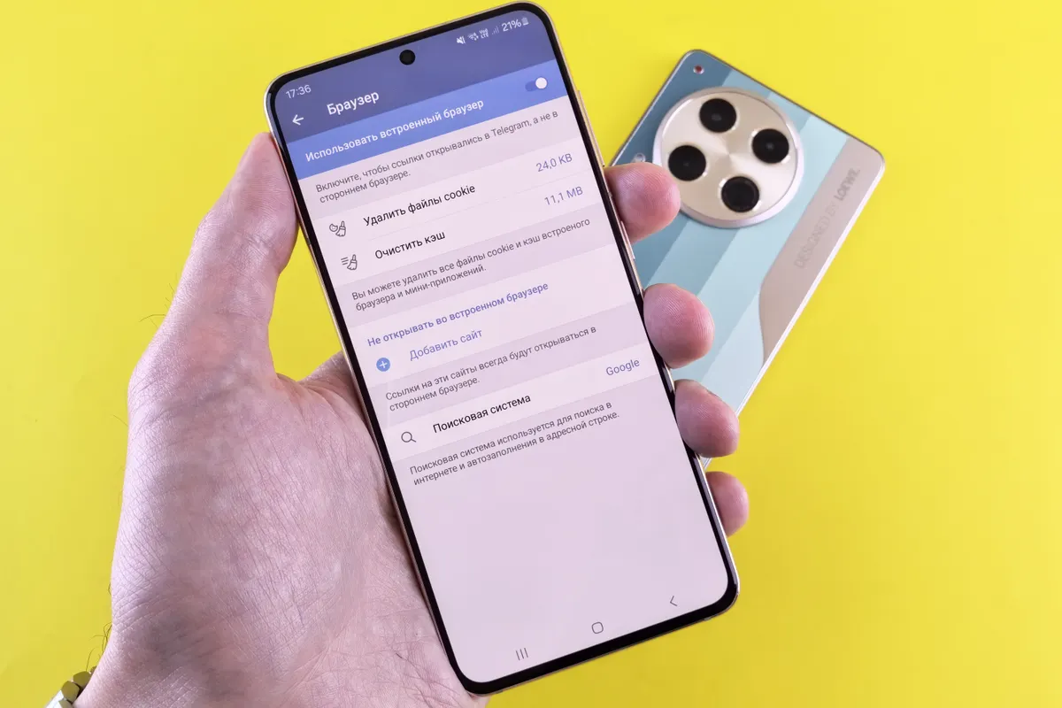Điện thoại Android trên tay hiển thị trang cài đặt