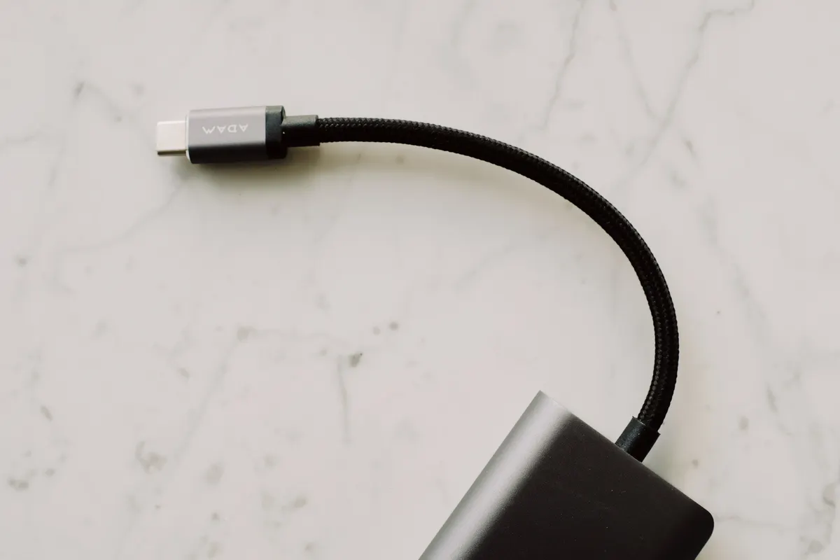 Cận cảnh đầu nối USB-C và dây cáp bọc dù